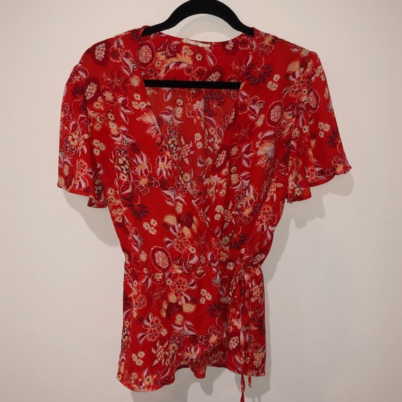 ⭐️⭐️⭐️RED FLORAL TIE TOP - Picture 2 of 4
